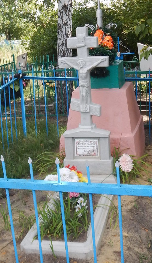 с. Верхосеймье Мантуровского. Памятник, установленный на братской могиле советских воинов.