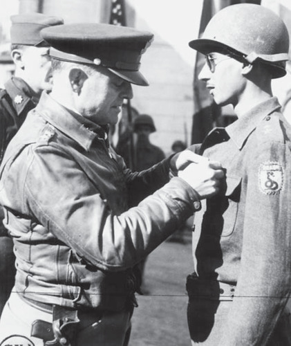 Генерал США Люциан Траскотт награждает бразильского солдата. Италия 1945 г. 