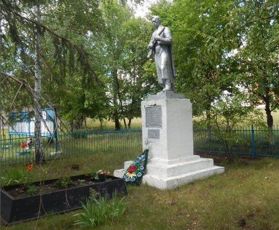 с. Гущино Мантуровского р-на. Памятник, установленный в 1966 году на братской могиле, в которой похоронено 3 советских воина. 