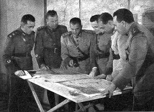 Бразильские офицеры у карты. Италия, 1945 г. 