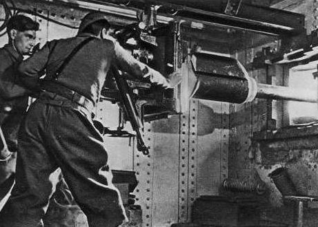 Расчет блока №1 форта «Schoenenbourg» устанавливает противотанковую пушку в амбразуру. 1939 г. 
