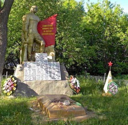 с. Заречье Мантуровского р-на. Памятник, установленный в 1964 году на братской могиле, в которой похоронено 73 советских воина. 