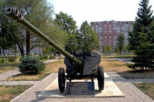 г. Железногорск. Памятник-пушка Д-44-85, была установлена в 2010 году в честь 65-летия победы в Великой Отечественной войне.