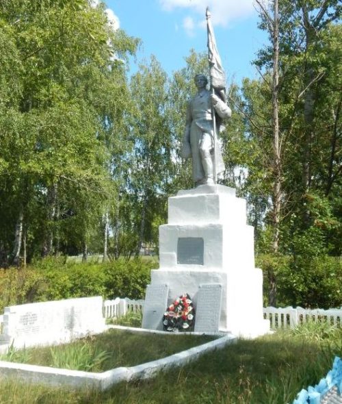 с. 1-е Засеймье Мантуровского р-на. Памятник, установленный в 1963 году на братской могиле, в которой похоронено 40 советских воинов.