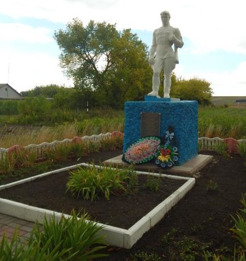 с. 2-е Засеймье Мантуровского р-на. Памятник, установленный в 1972 году на братской могиле, в которой похоронено 30 советских воинов, в т.ч. 26 неизвестных. 