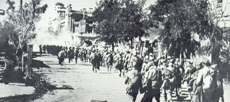 Советские солдаты в освобожденном Новороссийске. 16 сентября 1943 г.