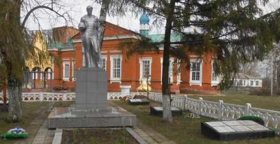 с. Бобрышево Пристенского р-на. Памятник, установленный в 1963 году на братской могиле, в которой похоронено 452 советских воина, в т.ч. 352 неизвестных. 