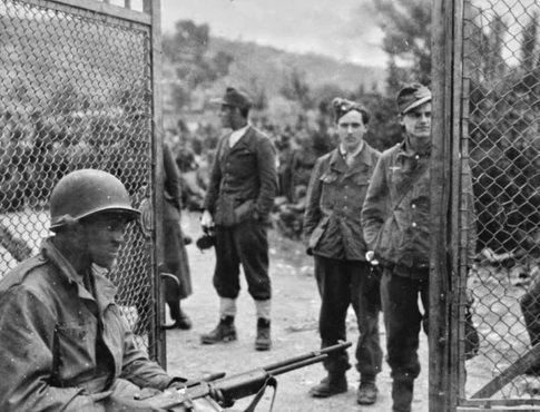 Немецкие солдаты в плену у бразильцев. Италия, 1945 г.