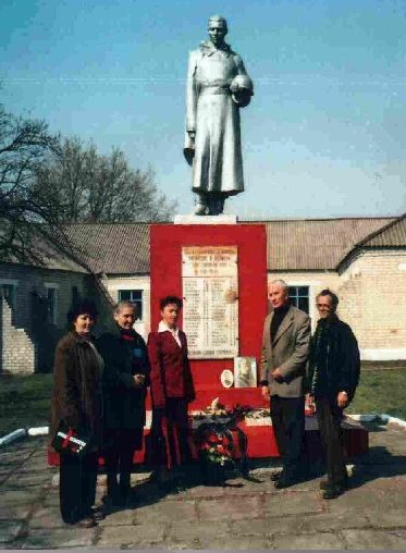с. Большие Сети Пристенского р-на. Памятник, установленный на братской могиле советских воинов.