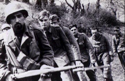 Немецкие солдаты в плену у бразильцев. Италия, 1945 г.