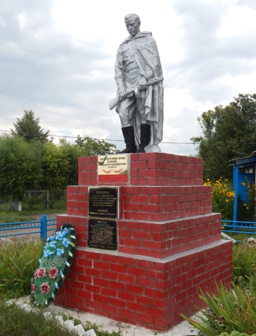 с. Кривец Мантуровского р-на. Памятник, установленный в 1950 году на братской могиле, в которой похоронен 21 советский воин.