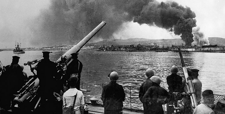 Моряки эсминца «Железняков» наблюдают за боями в Новороссийске. 16 сентября 1943 г.