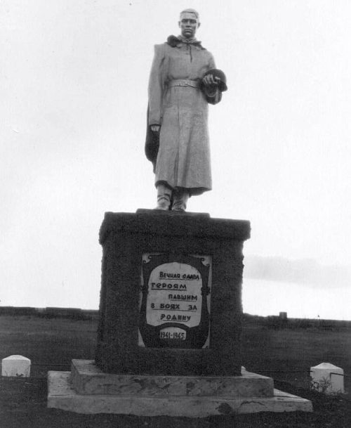 с. Вихровка Пристенского р-на. Памятник, установленный на братской могиле, в которой похоронено 140 советских воина, в т.ч. 105 неизвестных.