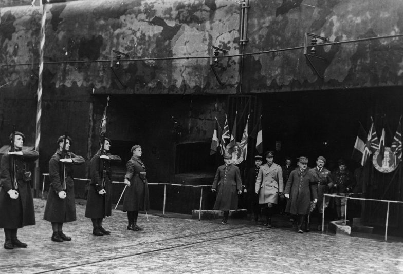 Генерал Морис Гамелен и король Великобритании Георг VI у бункера форта «Хакенберг» Линии Мажино. 9 декабря 1939 г. 