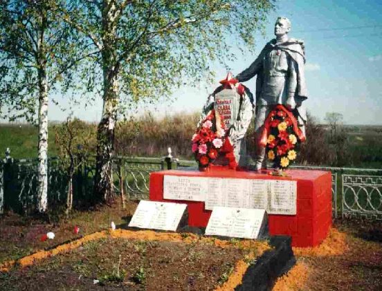 с. Двоелучное Пристенского р-на. Памятник, установленный на братской могиле советских воинов.