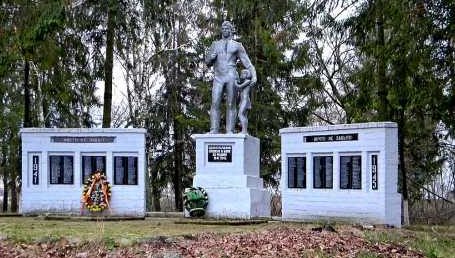 с. Линец. Железногорского р-на. Памятник 307 погибшим односельчанам и лётчику Н. Гладкову, расстрелянному 14 ноября 1941 года. 