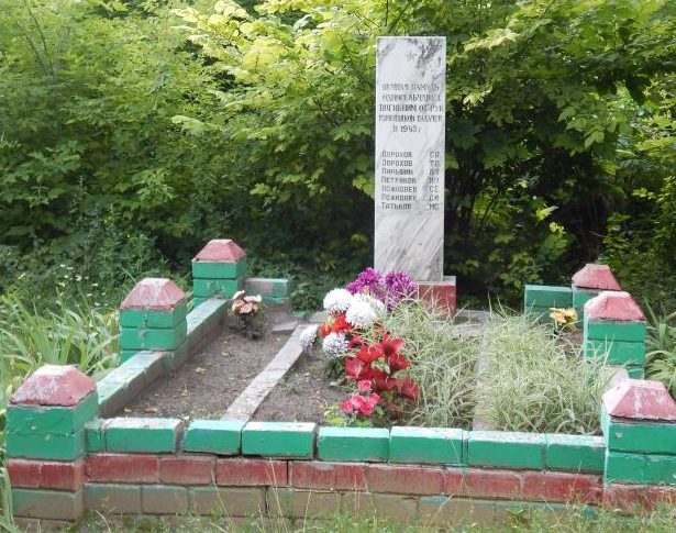 с. Куськино Мантуровского р-на. Памятник около школы, установленный на братской могиле, в которой похоронено 7 советских воинов. 