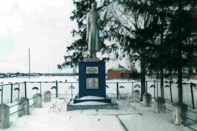 с. Ильинка Пристенского р-на. Памятник, установленный на братской могиле, в которой похоронено 62 советских воина, в т.ч. 23 неизвестных. 