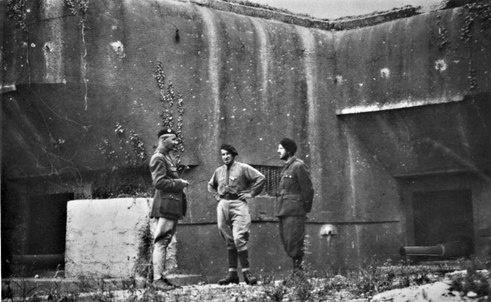 Итальянские офицеры у боевого блока форта «Cap Martin». Май 1940 г.