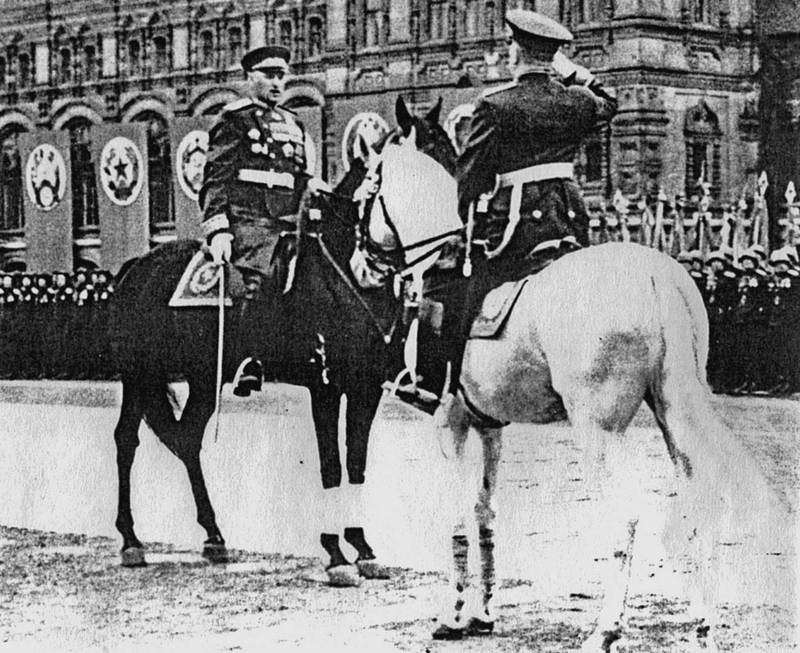 Рокоссовский и Жуков на Красной площади во время парада Победы. 24 июня 1945 г.