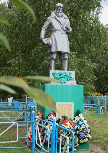 д. Макарово Железногорского р-на. Памятник, установленный в 1958 году в честь 24 погибших жителей деревни и 18 партизан.