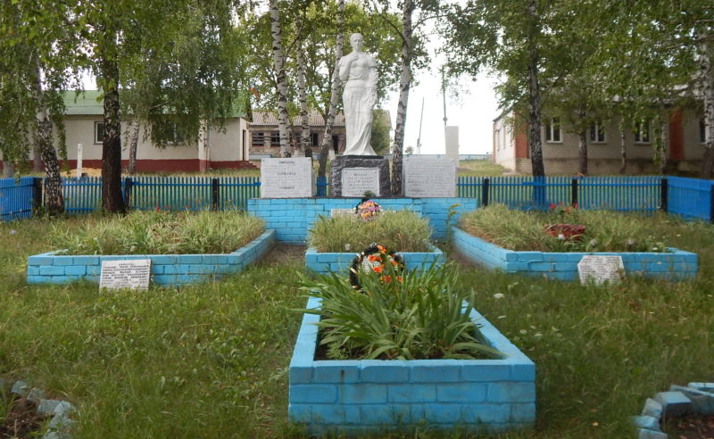 с. Куськино Мантуровского р-на. Памятник, установленный в 1966 году на братской могиле, в которой похоронено 46 советских воинов.