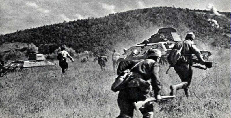 Пехота при поддержке танков атакует во время Новороссийско-Таманской наступательной операции. Сентябрь 1943 г. 