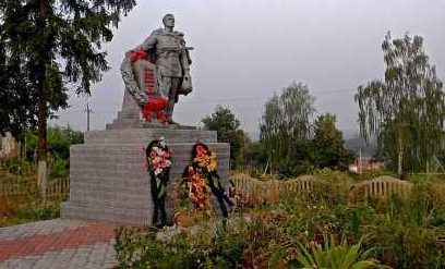 сл. Михайловка Железногорского р-на. Памятник, установленный в 1952 году на братской могиле, в которой похоронено 231 советский воин, в т.ч. 25 неизвестных.