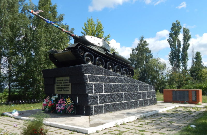 с. Мантурово. Памятник погибшим танкистам 96 танковой бригады у развилки дорог Мантурово - Старый Оскол. Памятник был открыт в 1978 году.