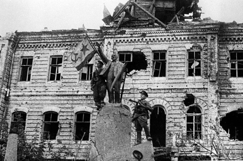 Памятник Ленину над Цемесской бухтой в освобожденном Новороссийске. Октябрь 1943 г. 