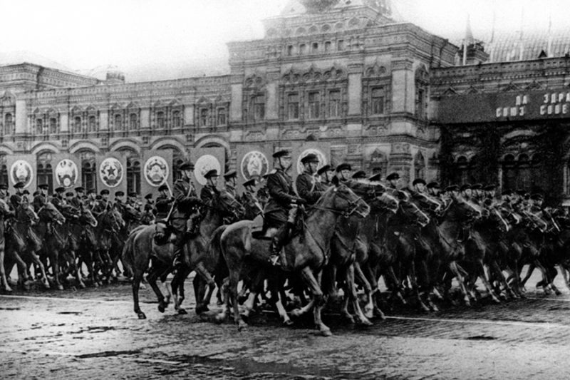 Кавалеристы на Красной площади во время парада Победы. 24 июня 1945 г.