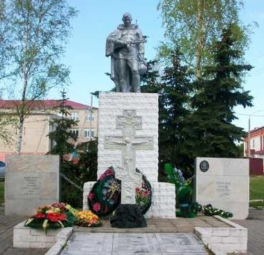 с. Мантурово. Памятник, установленный в 1958 году на братской могиле, в которой похоронено 77 советских воинов. 