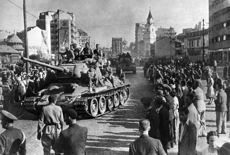 Советские войска входят в Бухарест. Август 1944 г. 