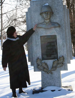 п. Новоандросово Железногорского р-на. Памятник, установленный в 2000 году на братской могиле, в которой перезахоронены останки пятерых фронтовиков из поселка Лев Толстой в 1999 году. 