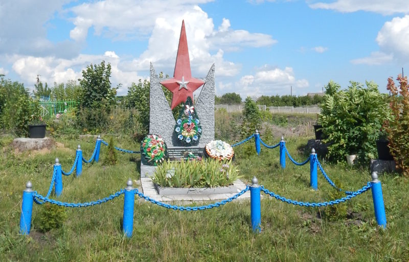 с. Мяснянка Мантуровского р-на. Памятник у школы, установленный в 1965 году на братской могиле, в которой похоронено 5 советских воинов.