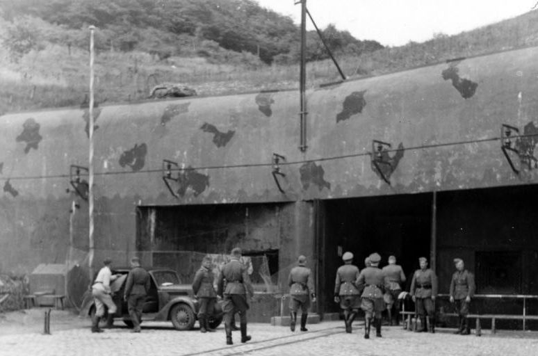 Немецкие офицеры у входа в форт «Hackenberg». Июнь 1940 г. 