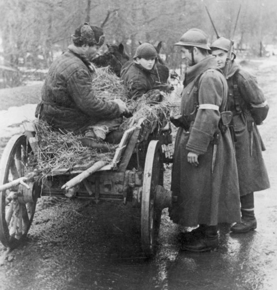 Румынские солдаты проверяют крымчан. Крым, январь 1942 г. 