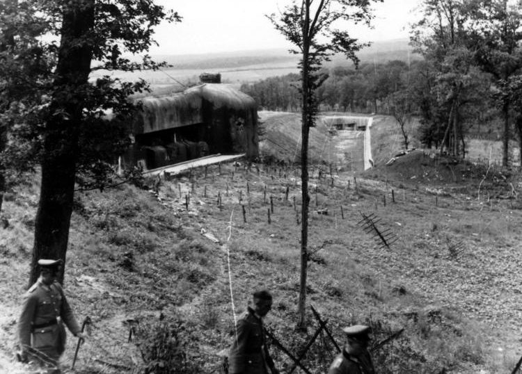Вид на противотанковый ров с блоком 24 на переднем плане и блоком 25 внизу. Форт «Hackenberg». Июнь 1940 г. 