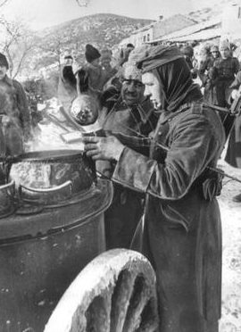 Румынские солдаты на полевой кухне. Крым, февраль 1942 г.