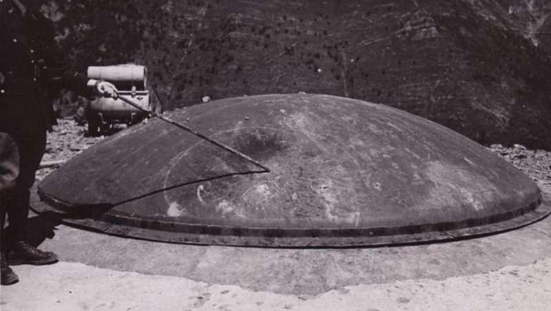 Бронебашня 75-мм орудия после удара 149-мм итальянского снаряда. Форт «Monte Grosso». Июнь 1940 г.