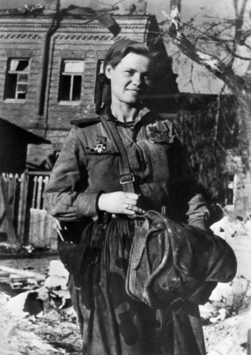Санинструктор морской пехоты Надежда Лихацкая в освобожденном Новороссийске. Октябрь 1943 г.