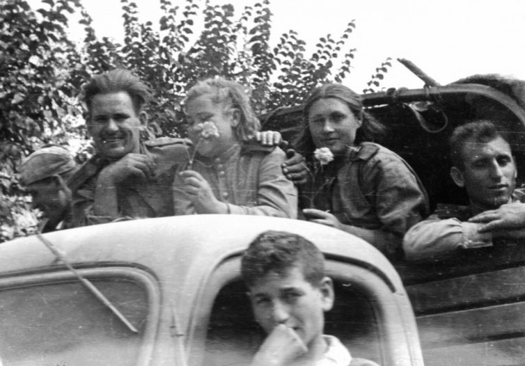 Советские военнослужащие в кузове грузовика «Интернешнл» на улице Бухареста. Август 1944 г. 