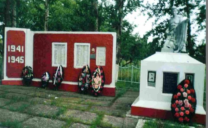 п. Кировский Пристенского р-на. Памятник, около школы, установленный на братской могиле советских воинов.