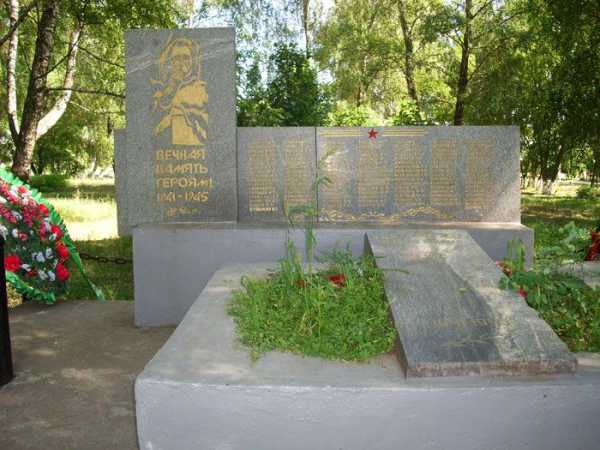 п. Студенок. Железногорского р-на. Памятник, установленный на братской могиле, в которой похоронено 5 советских воинов. На стеле увековечены имена односельчан, не вернувшихся с войны. 
