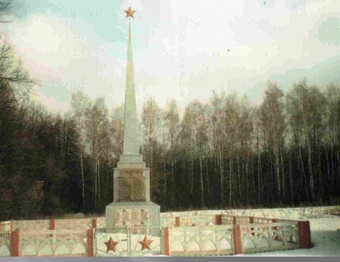 п. Комсомольский (Разрытое) Пристенского р-на. Памятник, установленный на братской могиле советских воинов.