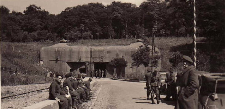 Немецкие войска и французские технические работники у форта «Rochonvillers». Июнь 1940 г. 