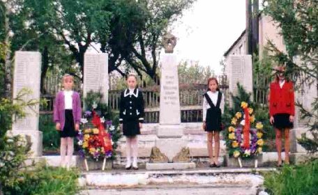 с. Котово Пристенского р-на. Памятник, установленный на братской могиле советских воинов.