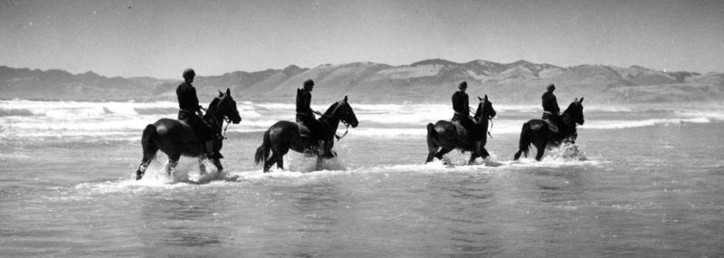 Береговая охрана патрулирует пляж в Нью-Джерси. 1942 г.