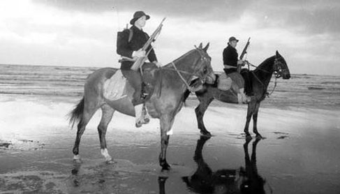 Береговая охрана патрулирует пляж в Нью-Джерси. 1942 г. 