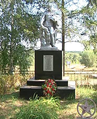 с. Ануфриевка Золотухинского р-на. Памятник, установленный на братской могиле, в которой похоронено 20 советских воинов.